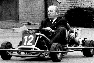 Frst Kropotkin bt sich im Kartfahren, ca.1973